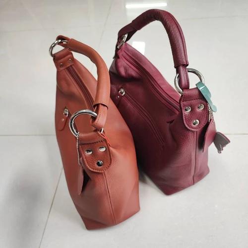 กระเป๋าสะพายข้างหนังแท้สีน้ำตาลทำจากหนังออยล์ ดีไซน์เรียบหรูคลาสสิกพร้อมสายสะพายปรับระดับได้ - 07