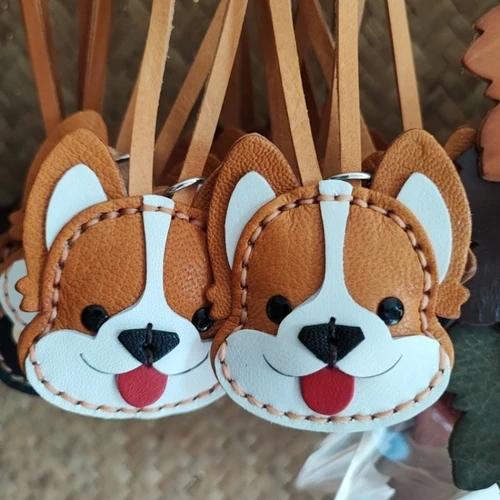 ที่ห้อยกระเป๋าคอร์กี้หนังแท้ งานแฮนด์เมดเย็บมือสีน้ำตาลขาวสำหรับตกแต่งกระเป๋า - 05