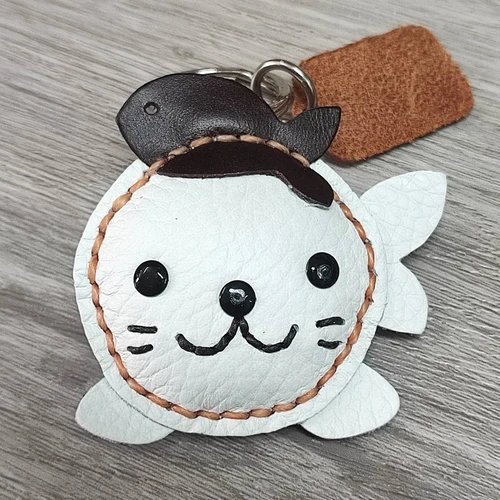 พวงกุญแจแมวน้ำหนังแท้แฮนด์เมดสีน้ำตาลสำหรับห้อยกระเป๋าและลูกกุญแจ - 01