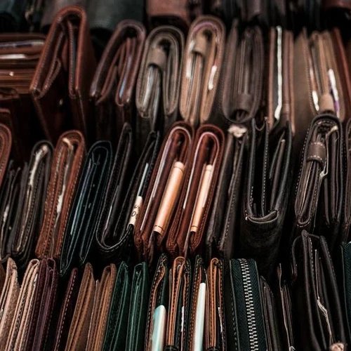 กระเป๋าสตางค์หนังหลายใบหลายสีเรียงติดกัน