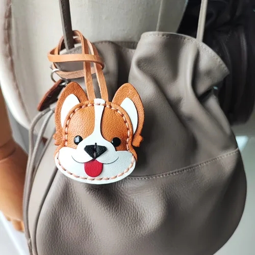 พวงกุญแจหนังสุนัขคอร์กี้สุดน่ารักห้อยบนกระเป๋าสะพายสีเทา