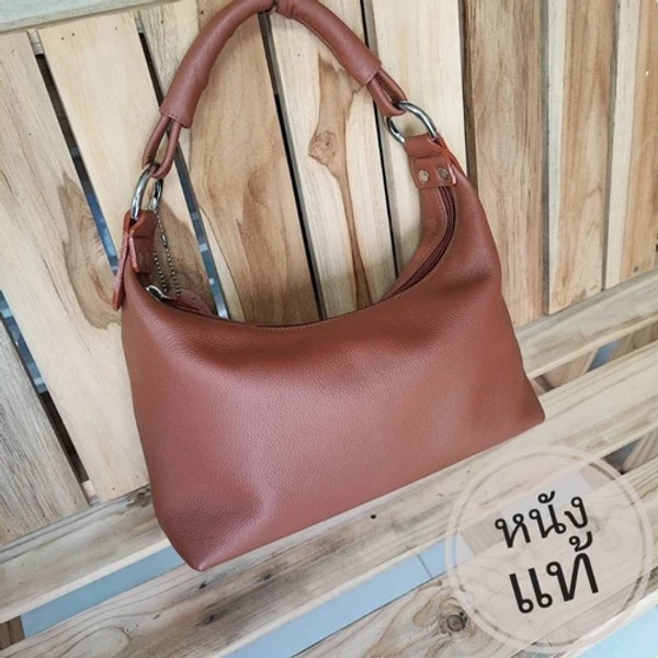 กระเป๋าสะพายข้างหนังแท้สีน้ำตาลทำจากหนังออยล์ ดีไซน์เรียบหรูคลาสสิกพร้อมสายสะพายปรับระดับได้