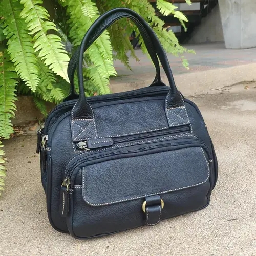 กระเป๋าหนังสีดำทรงสวยงามที่ต้องการการดูแลเพื่อให้อยู่ทรง