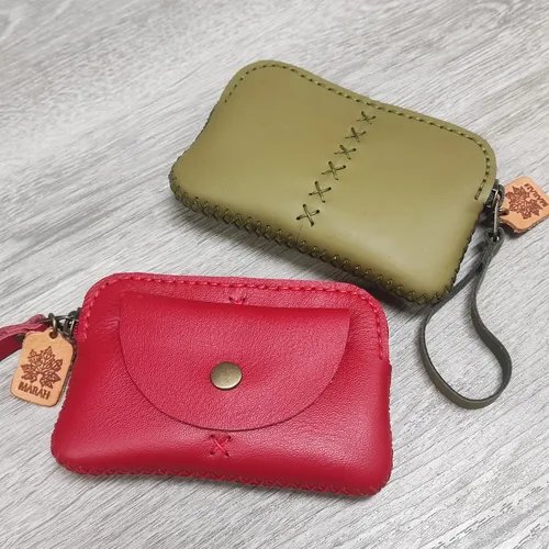 กระเป๋าสตางค์แฮนด์เมดสองใบสีแดงและเขียวมะกอก