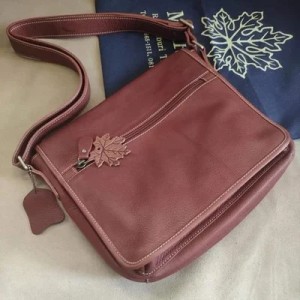 กระเป๋าสะพายหนังแท้ สีน้ำตาลแดง ทรงสี่เหลี่ยม สายยาวสะพายข้างได้ (Crossbody) มีช่องซิปหน้าพร้อมหัวซิปรูปใบไม้
