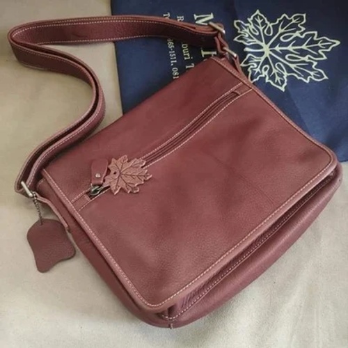 กระเป๋าสะพายหนังแท้ สีน้ำตาลแดง ทรงสี่เหลี่ยม สายยาวสะพายข้างได้ (Crossbody) มีช่องซิปหน้าพร้อมหัวซิปรูปใบไม้