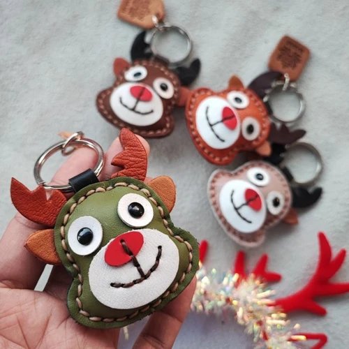 พวงกุญแจกวางหนังแท้ งานแฮนด์เมดสีน้ำตาล ดีไซน์มินิมอลสำหรับห้อยกุญแจรถและตกแต่งกระเป๋า - 01