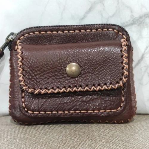 กระเป๋าใส่เหรียญหนังแท้สีน้ำตาล งานแฮนด์เมด ใบเล็กสำหรับผู้หญิง วางคู่กับบัตร ATM และเหรียญ - 04