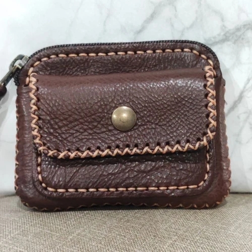 กระเป๋าใส่เหรียญหนังแท้สีน้ำตาล งานแฮนด์เมด ใบเล็กสำหรับผู้หญิง วางคู่กับบัตร ATM และเหรียญ - 04