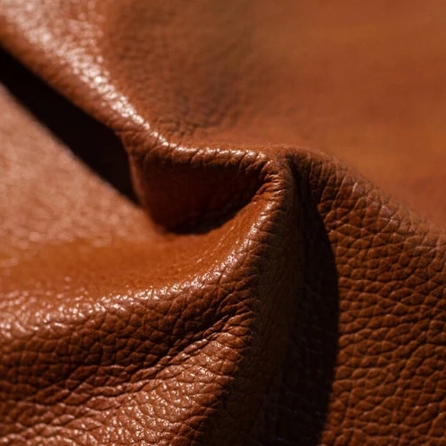 รอยพับบนหนังนิ่มสีน้ำตาลแสดงถึงความยืดหยุ่นและสัมผัสที่เป็นธรรมชาติ