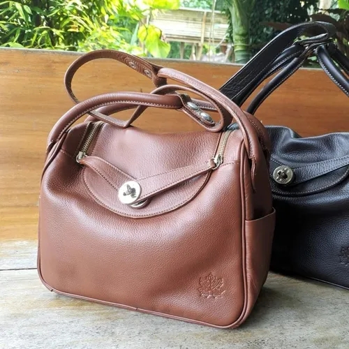 กระเป๋าถือหนังแท้ดีไซน์คลาสสิกที่คงทนและสวยงามตามกาลเวลา