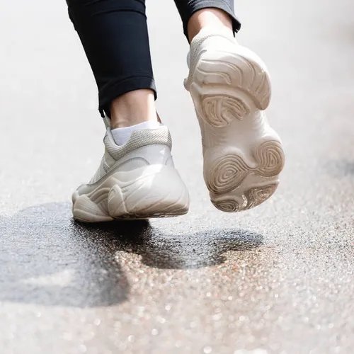 รองเท้าผ้าใบสีขาวคู่สวยที่แม้จะผ่านการใช้งานมาบ้าง ก็ยังคงดูดีหากรู้วิธีซักที่ถูกต้อง