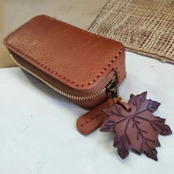 กระเป๋าหนังแท้ฟอกฝาดอิตาลีสีน้ำตาลธรรมชาติ ทรงยาวซิปรูด สำหรับใส่เหรียญและบัตร งานแฮนด์เมด