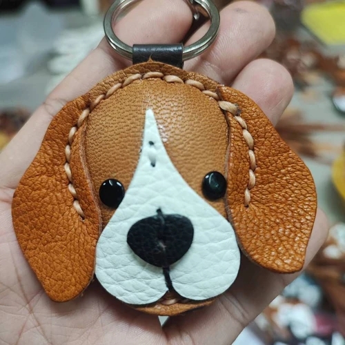 พวงกุญแจบีเกิ้ลหนังแท้สีน้ำตาล-ขาว งานเย็บมือแฮนด์เมด แขวนอยู่กับกุญแจรถ - 07