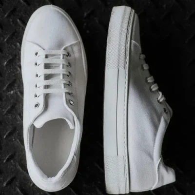 ภาพปกของบทความ วิธีซักรองเท้าผ้าใบสีขาวให้กลับมาขาวเหมือนใหม่