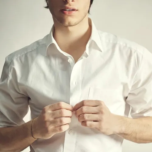 การใส่ใจรายละเอียดเล็กน้อยของการแต่งกาย เช่น การติดกระดุมเสื้อ