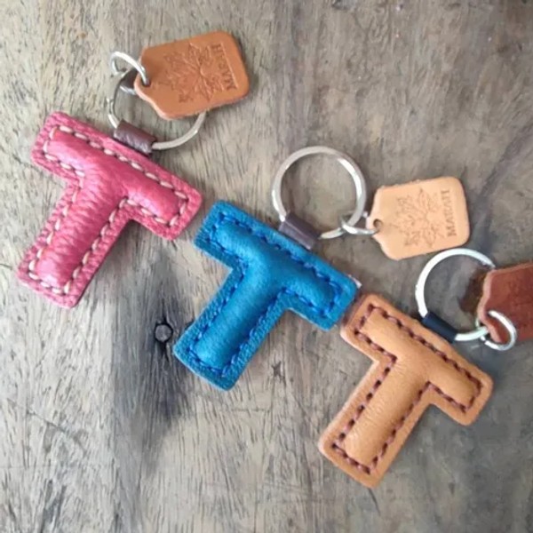 พวงกุญแจตัวอักษร T หนังแท้สีน้ำตาลเข้มสไตล์มินิมอล ใช้สำหรับห้อยกระเป๋า