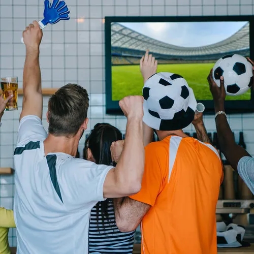 แฟนบอลกลุ่มหนึ่งกำลังเชียร์ทีมโปรดในบรรยากาศสุดคึกคัก