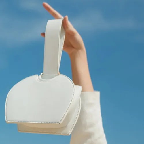 ภาพปกของบทความ กระเป๋าหนังสีขาว ดูแลยากไหม? เคล็ดลับที่คุณต้องรู้!