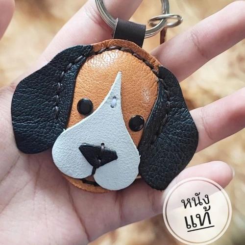 พวงกุญแจบีเกิ้ลหนังแท้สีน้ำตาล-ขาว งานเย็บมือแฮนด์เมด แขวนอยู่กับกุญแจรถ