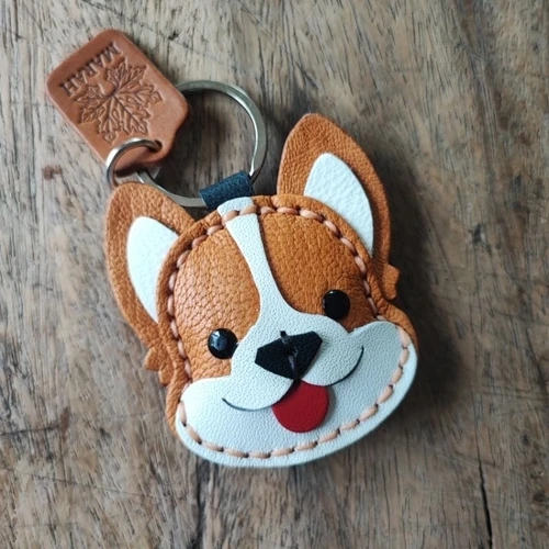 พวงกุญแจหนังแท้รูปหมาคอร์กี้สีน้ำตาลขาว งานแฮนด์เมดเย็บมือสำหรับห้อยกุญแจและประดับกระเป๋า - 03