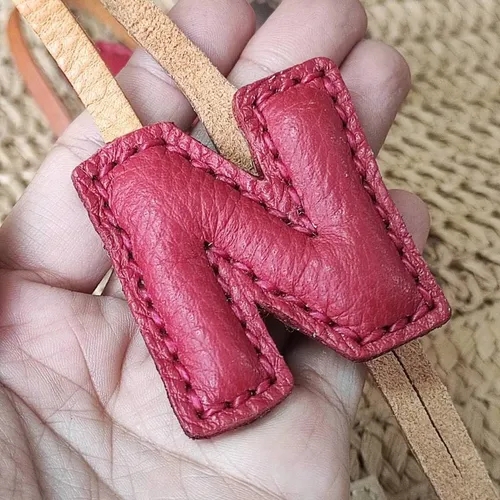 ที่ห้อยกระเป๋า N หนังแท้สีน้ำตาลเข้ม แขวนอยู่บนหูกระเป๋าถือของผู้หญิง - 06