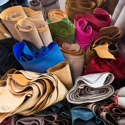 ม้วนแผ่นหนังฟอกหลากหลายเฉดสีวางซ้อนกันพร้อมสำหรับการใช้งาน