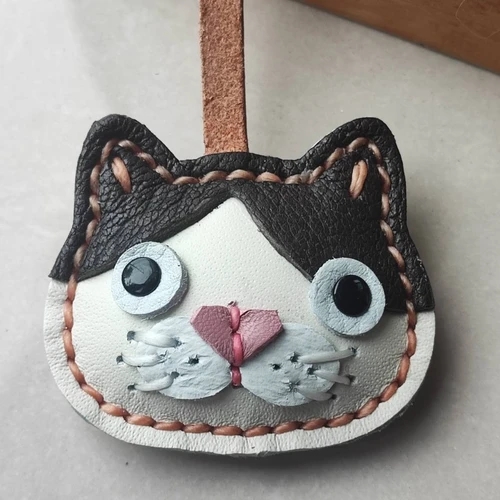 ที่ห้อยกระเป๋าหนังแท้รูปแมว งานแฮนด์เมดพรีเมียมสีธรรมชาติ ดีไซน์น่ารักสำหรับทาสแมว - 07