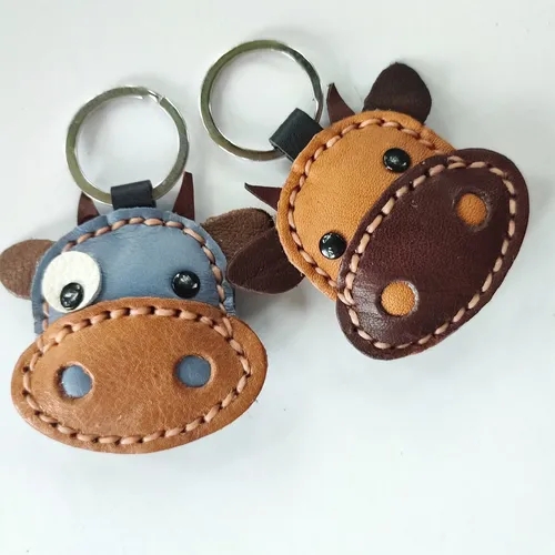 พวงกุญแจหนังรูปวัวเย็บมือสีฟ้าและน้ำตาล