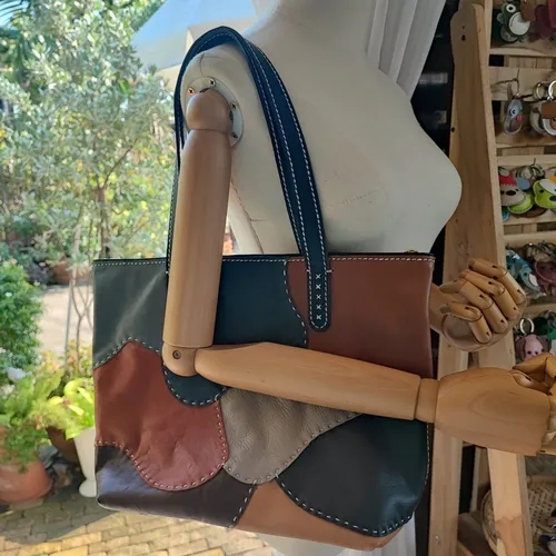 วิธีป้องกันกระเป๋าหนังเปียกด้วยการดูแลและใช้สเปรย์กันน้ำ