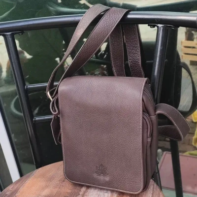 ภาพปกของบทความ เผยเหตุผล! กระเป๋าหนังสะพายข้างผู้ชาย ทำไมถึงได้ใจคนทั่วโลก