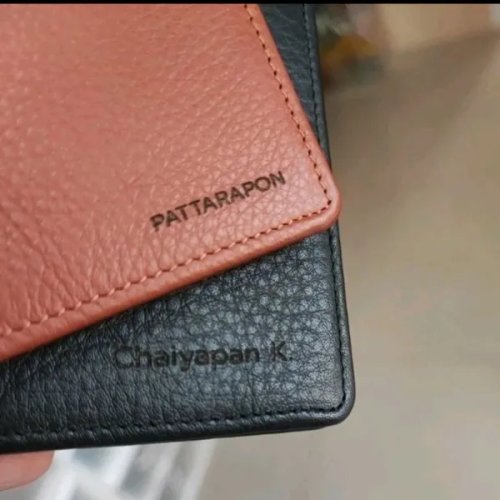 ภาพปกของบทความ กระเป๋าสลักชื่อ: เมื่อความสวยงามประสานกับความหมาย