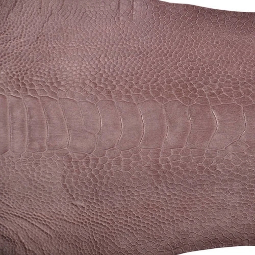 หนังนกกระจอกเทศสีม่วงอมน้ำตาล มีลวดลายผิวหนังที่เป็นปุ่มนูนและส่วนเรียบ