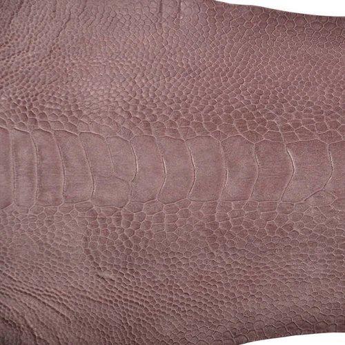 หนังนกกระจอกเทศสีม่วงอมน้ำตาล มีลวดลายผิวหนังที่เป็นปุ่มนูนและส่วนเรียบ