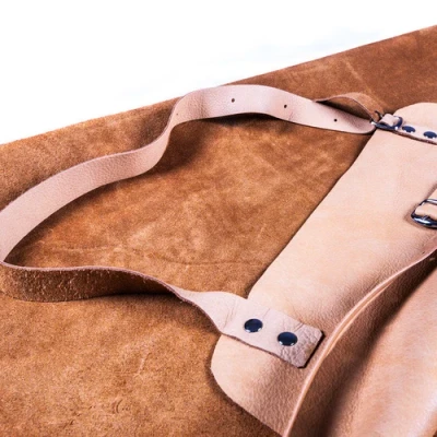 ภาพปกของบทความ ทำไมผ้ากันเปื้อนหนังจึงเหมาะสำหรับช่างทำผม