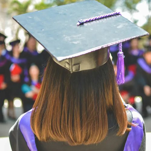 ภาพปกของบทความ แนะนำของขวัญรับปริญญาผู้หญิง: มอบความทรงจำดีๆ ในวันสำคัญ