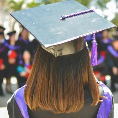 ภาพปกของบทความ แนะนำของขวัญรับปริญญาผู้หญิง: มอบความทรงจำดีๆ ในวันสำคัญ