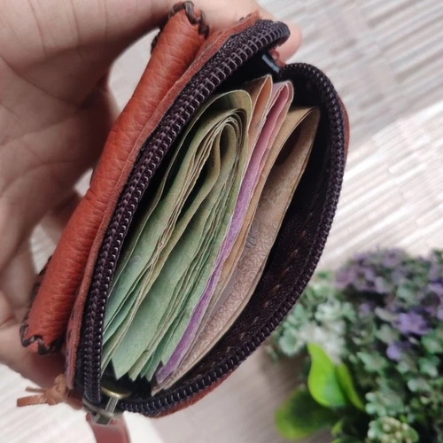 กระเป๋าใส่เหรียญหนังแท้สีน้ำตาล งานแฮนด์เมด ใบเล็กสำหรับผู้หญิง วางคู่กับบัตร ATM และเหรียญ - 05