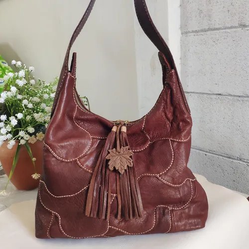 กระเป๋าย่ามหนังแท้ทรงโฮโบดีไซน์แพทช์เวิร์ค สะท้อนสไตล์และเรื่องราว