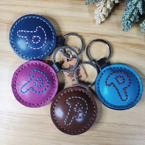 พวงกุญแจตัวอักษรภาษาอังกฤษ ดีไซน์หนังถัก หนังวัวแท้ สีน้ำตาล สำหรับห้อยกุญแจรถและตกแต่งกระเป๋า - 05