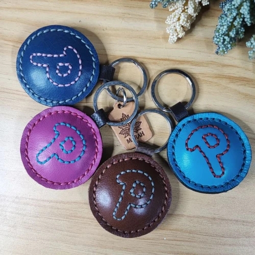 พวงกุญแจตัวอักษรภาษาอังกฤษ ดีไซน์หนังถัก หนังวัวแท้ สีน้ำตาล สำหรับห้อยกุญแจรถและตกแต่งกระเป๋า - 05