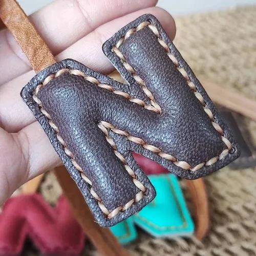 ที่ห้อยกระเป๋า N หนังแท้สีน้ำตาลเข้ม แขวนอยู่บนหูกระเป๋าถือของผู้หญิง - 04