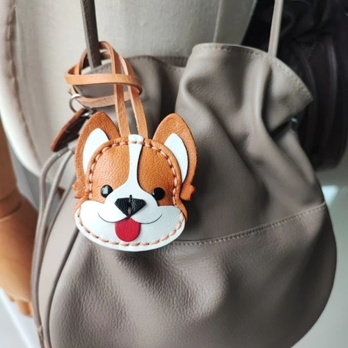 ที่ห้อยกระเป๋าคอร์กี้หนังแท้ งานแฮนด์เมดเย็บมือสีน้ำตาลขาวสำหรับตกแต่งกระเป๋า - 04