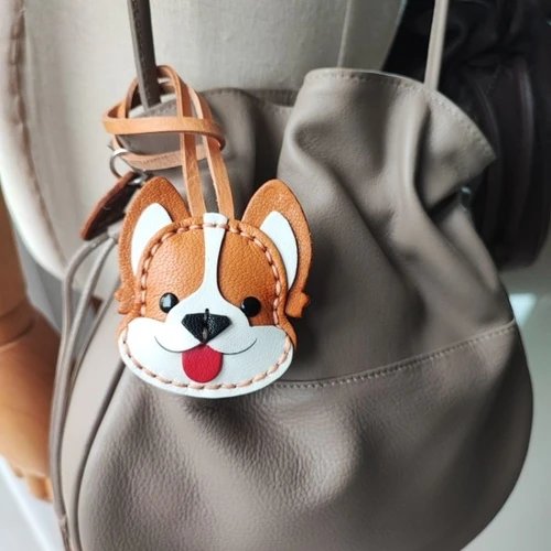 ที่ห้อยกระเป๋าคอร์กี้หนังแท้ งานแฮนด์เมดเย็บมือสีน้ำตาลขาวสำหรับตกแต่งกระเป๋า - 04