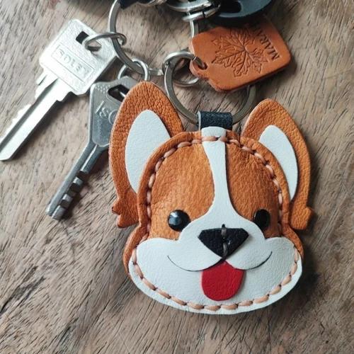 พวงกุญแจหนังแท้รูปหมาคอร์กี้สีน้ำตาลขาว งานแฮนด์เมดเย็บมือสำหรับห้อยกุญแจและประดับกระเป๋า - 02