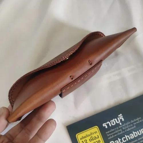 ซองแว่นตาหนังแท้สีน้ำตาล ทำจากหนังฟอกฝาดอิตาลี สามารถร้อยเข็มขัดได้ วางบนพื้นหลังสีขาว - 06