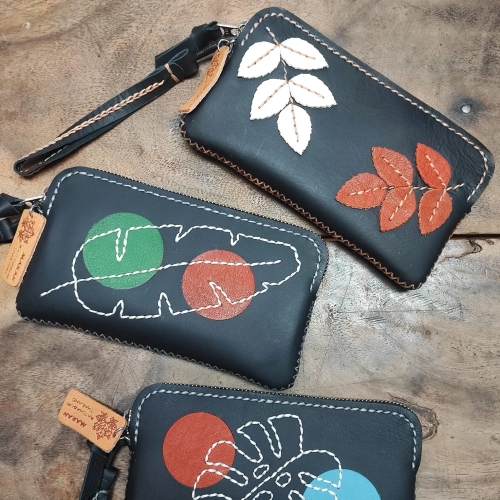 กระเป๋าหนังทำมือขนาดเล็ก 3 ใบวางเรียงกัน