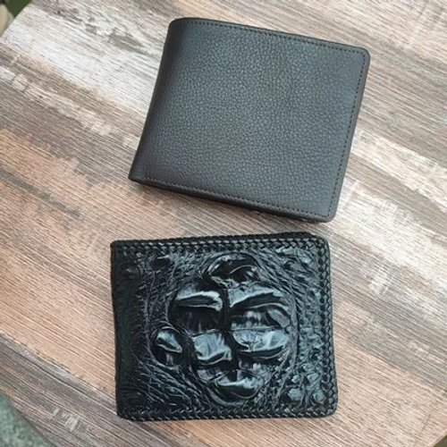 กระเป๋าสตางค์สองสไตล์ที่แตกต่างกันวางบนโต๊ะไม้