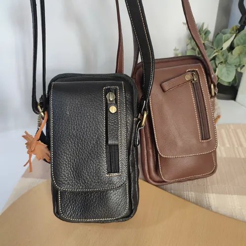 กระเป๋าสะพายข้างหนังสีดำและน้ำตาลที่ต้องการการดูแลรักษา