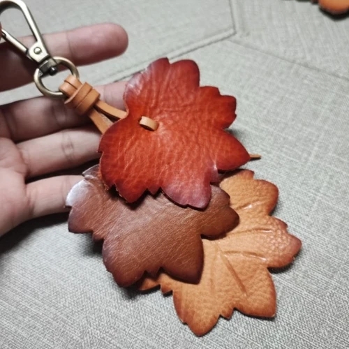 พวงกุญแจใบไม้หนังแท้สีน้ำตาล งานแฮนด์เมดดีไซน์วินเทจสำหรับห้อยกุญแจรถและตกแต่งกระเป๋า - 05